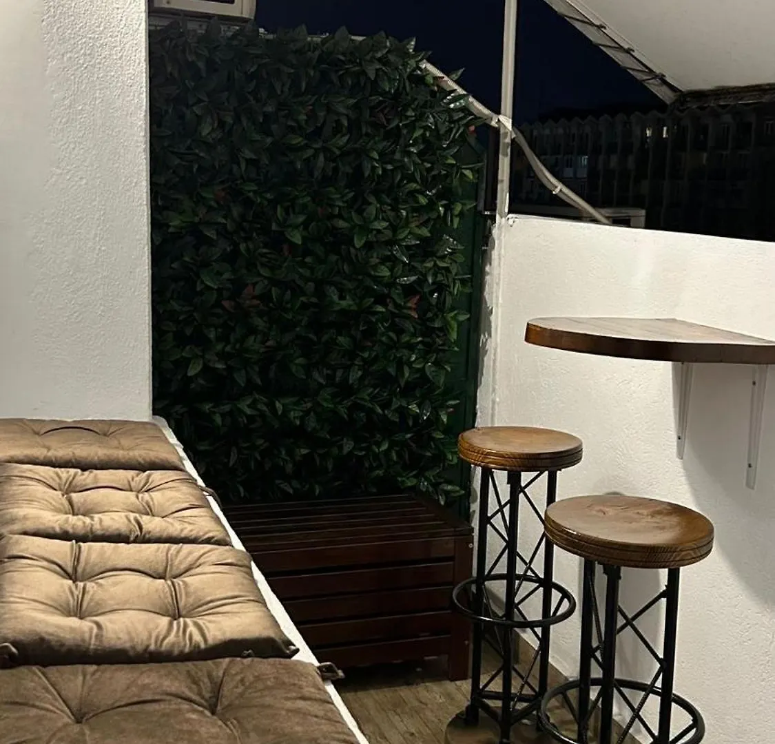 Apartamento Cozy Wood Themed Studio Sky Bar Free Minibar Bucareste Roménia