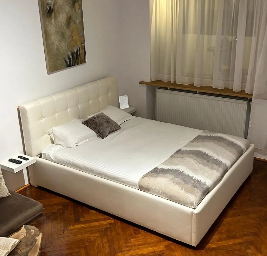Apartamento Cozy Wood Themed Studio Sky Bar Free Minibar Bucareste